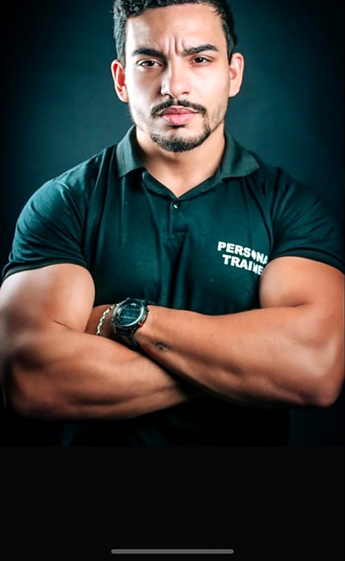 Jhonny Personal Trainer, retrato de estúdio de braços cruzados vestindo camisa Personal Trainer